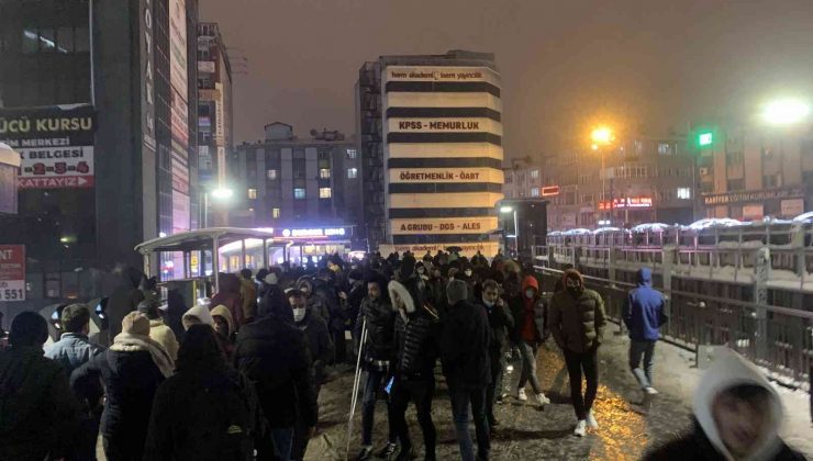 Metrobüs duraklarındaki yoğunluk havadan görüntülendi