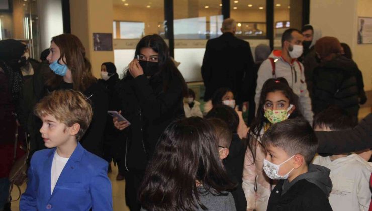 Minik oyuncu sınıf arkadaşlarıyla birlikte “Kesişme: İyi ki Varsın Eren” filmini izledi