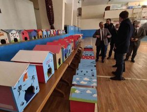 Öğrenciler okullardan çıkan atık malzemelerle kedi evleri yaptı