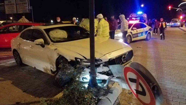 Önce saksıya, ardından park halindeki araçlara çarptı