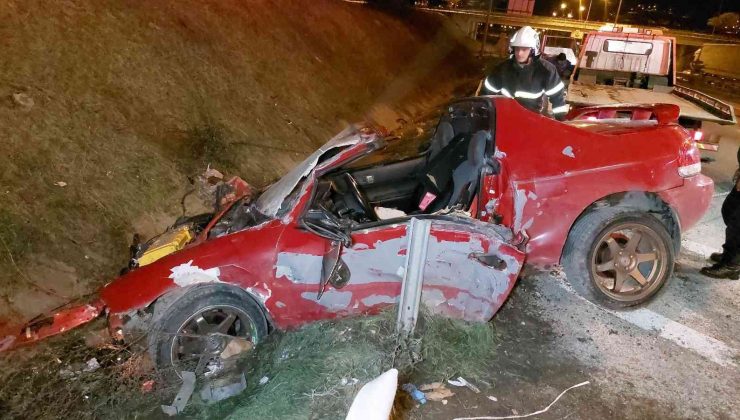 Otomobiliyle bariyere çarpan sağlık memuru ölümden döndü