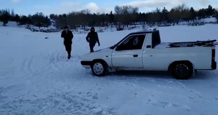 (ÖZEL) Buz tutan gölün üzerinde öyle bir çılgınlık yaptı ki