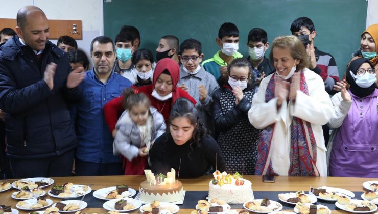 Özel Eğitim alan Müjgan Kaya’ya sürpriz doğum günü pastası