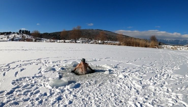 (Özel) Uludağ’ın buz tutan göllerini testere ile kesti…Üzerinde yürüyüp altında yüzüyor