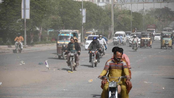 Pakistan’da şiddetli rüzgarda duvar çöktü: 5 ölü