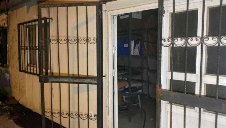 Pendik’te park halindeki polis aracı alev alev yandı