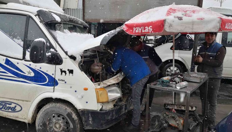 Plaj şemsiyesi altında araç tamiri