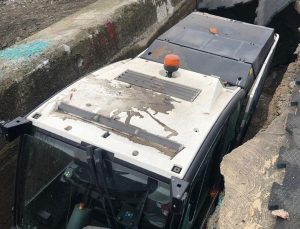 Rize’de deniz dolgusundaki beton yarılınca araç içerisine düştü