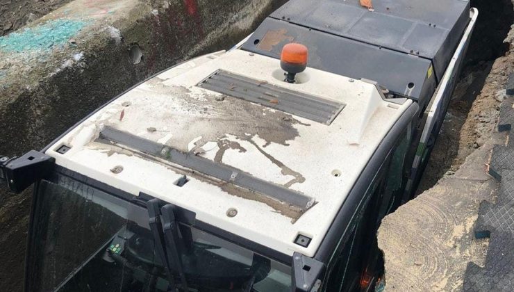 Rize’de deniz dolgusundaki beton yarılınca araç içerisine düştü