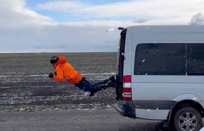 Rus dublör 80 km hızla giden minibüsün içinden mermi gibi geçti