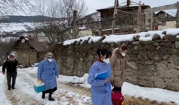 Sağlık ekipleri karlı havaya rağmen vatandaşların aşılarını evlerinde yapıyor