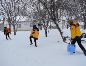Sağlık ekipleri karlı yolları aşarak Covid-19 aşısı yapıyor