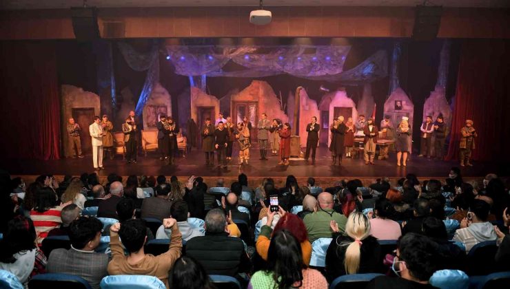 Şehir Tiyatrosu ’Buzlar çözülmeden’ oyununun prömiyerini yaptı