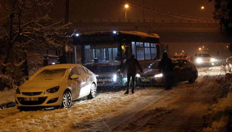 Şehri etkisi altına alan kar sürücülere çile, çocuklara neşe oldu