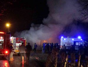 Sinop’ta tek katlı ahşap ev yangında kül oldu