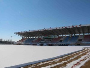 Sivas Muhsin Yazıcıoğlu Stadı maç için kardan temizleniyor