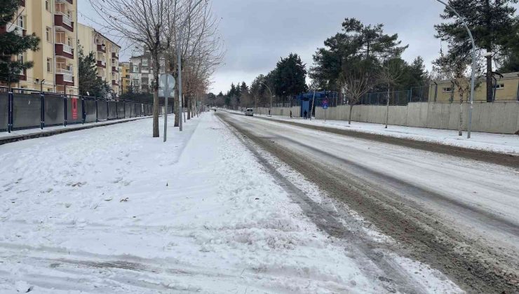 Siverek’te yoğun kar ve tipi hayatı durma noktasına getirdi