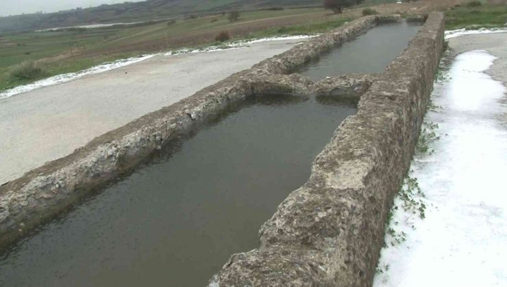 Soğuk hava çeşme ve su birikintilerini dondurdu