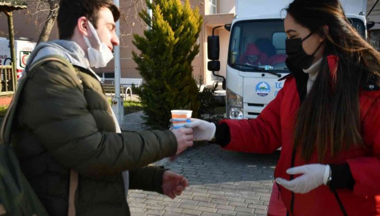 Söke Belediyesi buz gibi havada öğrencilerin içini ısıttı.