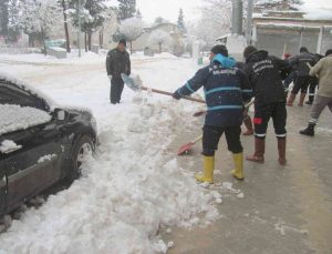 Son 54 yılın en etkili kar yağışında karla mücadele sürüyor