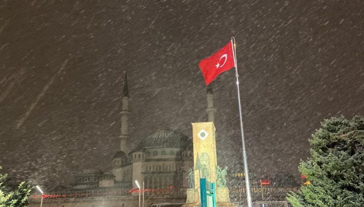 Taksim Meydanı’da kar etkisini arttırdı