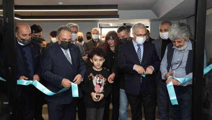 Talas’ta ‘Kuşaklararası’ Resim Sergisi açıldı