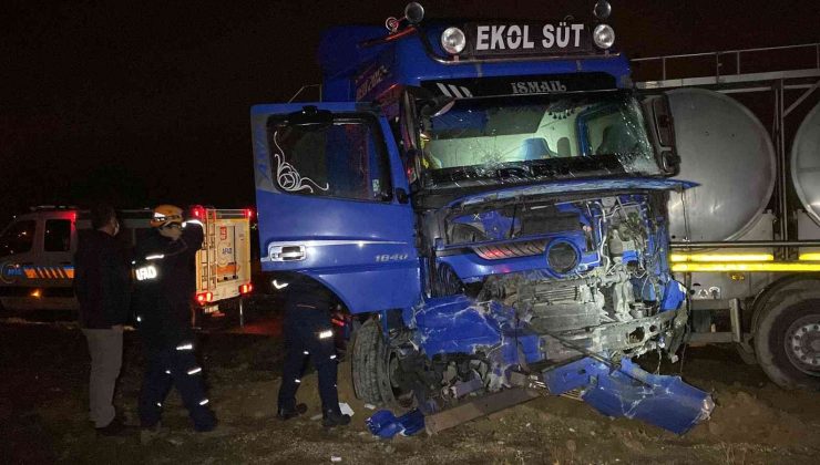 Tır ile hafif ticari araç çarpıştı: 4 yaralı