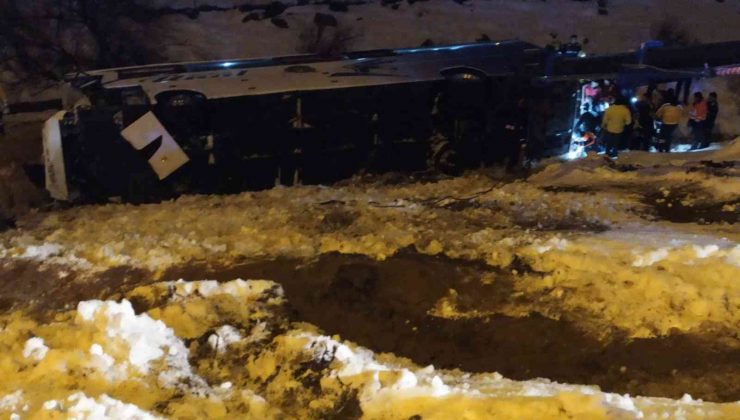 Tırla çarpışan yolcu otobüsü şarampole devrildi: 3’ü ağır 28 yaralı