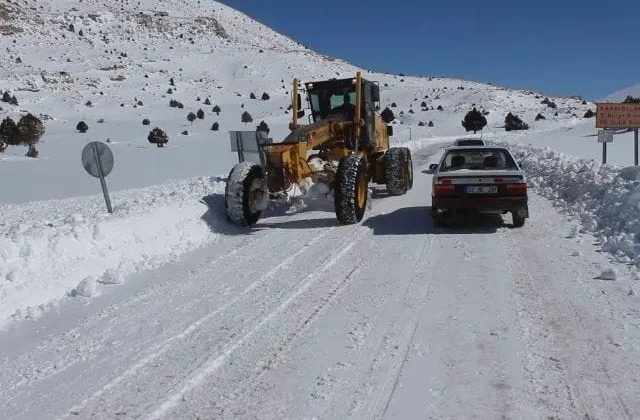 Tomarza’da kar kalınlığı 80 santimetreye yaklaştı