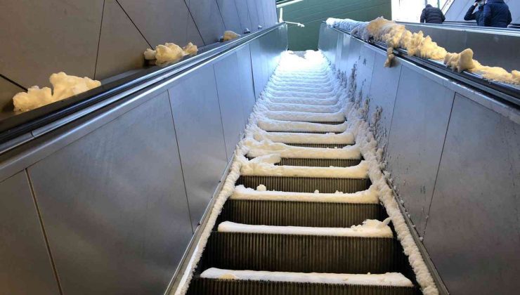 Toplu taşıma duraklarında dışarıda kar, içeride arıza engeli