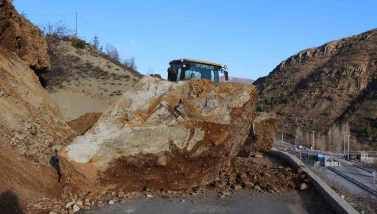 Tunceli’de dağlardan düşen kayalar yolu trafiğe kapattı