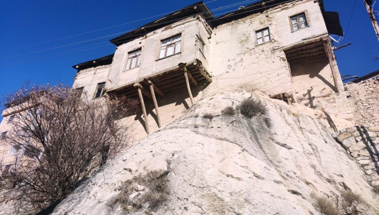 Tunceli’de dev kayaların üzerine yapılan evler görenleri hayran bırakıyor
