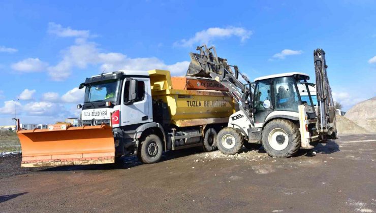 Tuzla Belediyesi ekipleri karla mücadele çalışmalarını aralıksız sürdürüyor