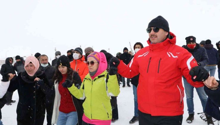 Vali Ayhan öğrencilerle birlikte halay çekti