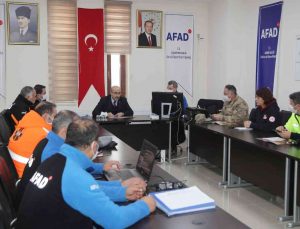 Vali Demirtaş, yol açma çalışmalarını inceledi