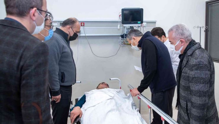 Vali Yerlikaya Çatalca’daki kazada yaralanan polisleri ziyaret etti