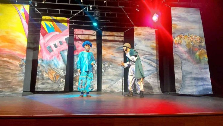 Van Büyükşehir Belediyesinin çocuk tiyatrosu renkli görüntülere sahne oldu