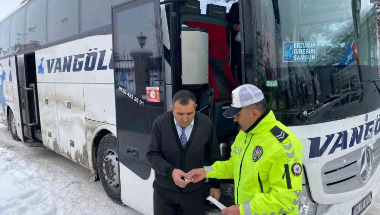 Van polisinden sürücü ve yolculara bilgilendirme