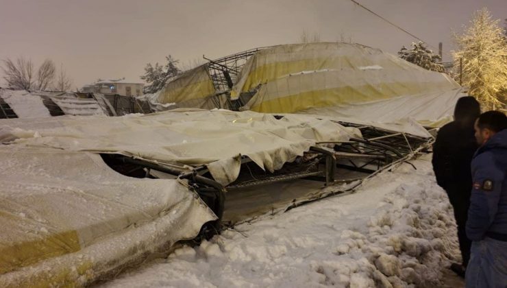 Yoğun kar yağışına dayanamayan halı sahanın çatısı çöktü