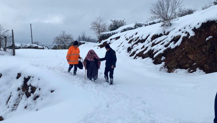 Yol kardan kapandı, hasta kadının imdadına ekipler yetişti
