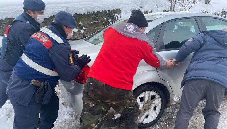 Yolda kalanları jandarma kurtarıyor