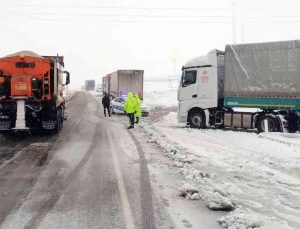 Yozgat’ta kar ulaşımı aksattı, çok sayıda tır ver araç yolda kaldı