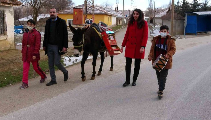 Yozgat’ta öğretmenler “Eşekli kütüphane” ile köy halkını kitapla buluşturuyor