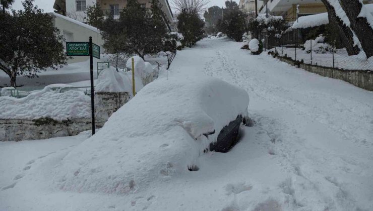 Yunanistan’da kar fırtınasında mahsur kalan sürücülere 2 bin euro ödenecek