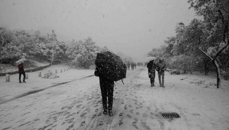 Yunanistan’ı kar fırtınası vurdu