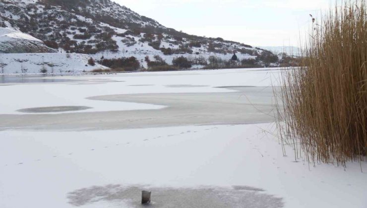 Yüzeyi yer yer buz tutan Sarısungur Göleti’nden kartpostallık kareler