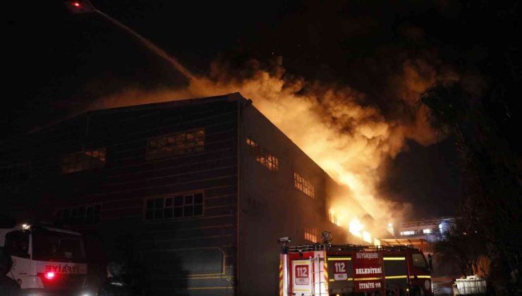 Adana’da hijyenik ürün üretim fabrikasının deposunda yangın