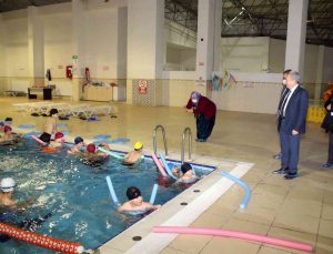 Akşehirli öğrencilerden yüzme kursuna yoğun ilgi