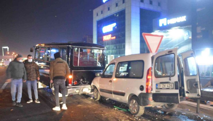 Basın Ekspres’te park halindeki minibüse hafif ticari araç çarptı: 3 kişi yaralandı