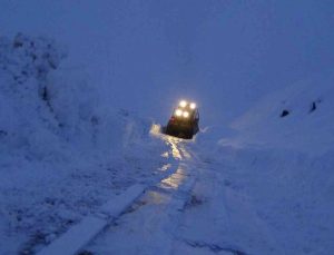 Batman kırsalında kar kalınlığı 2 metreyi aştı: 7 köy ve 14 mezra yolunun açılması için çalışmalar devam ediyor